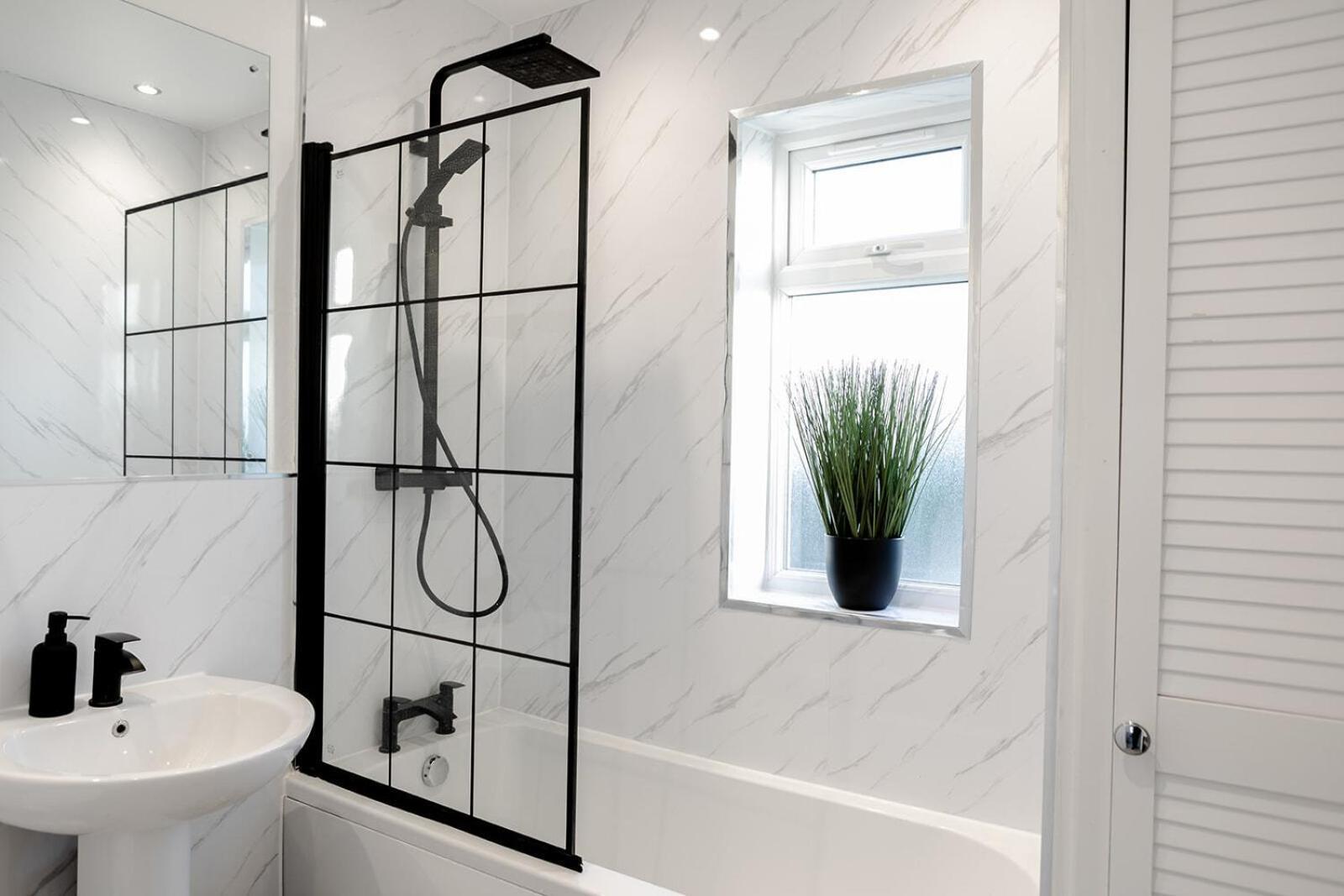 Lymer House - Stylish 3 Bedroom House In Wolverhampton Dış mekan fotoğraf